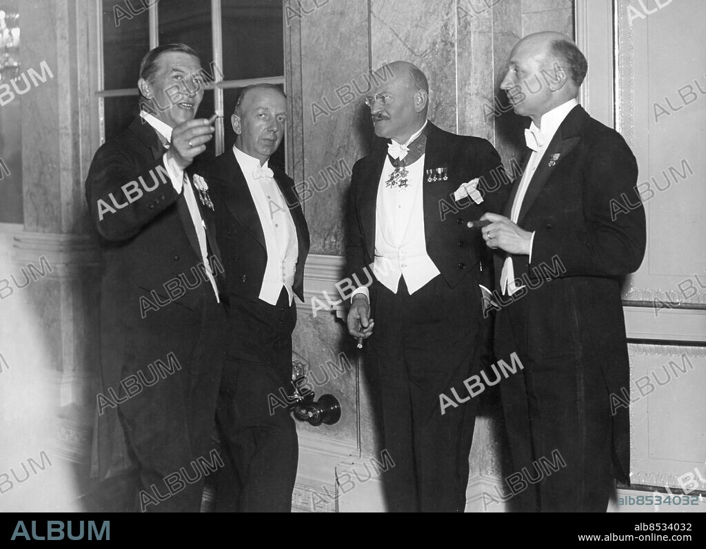 GÖTEBORG 1934.. Orig. bildtext... INVIGNINGEN AV GÖTEBORGS STADSTEATER. Fyra teaterchefer, fr.v. chefen för Det Kongelige i Köpenhamn Andreas Möller, dir. Hammarén, Göteborg, chefen för Nasjonalteatret, Oslo Wiers-Jensen och Dramatens chef O. Molander. Anm. Göteborgs stadsteater invigdes 1934. Invigningsprogrammet var Shakespeares Stormen. Cigarrer Samtal CD527 persons: JOHAN HENRIK WIERS-JENSSEN;TORSTEN HAMMARÉN;ANDREAS MÖLLER;OLOF MOLANDER sites: NORGE*;DANMARK*;GÖTEBORG;SVERIGE.