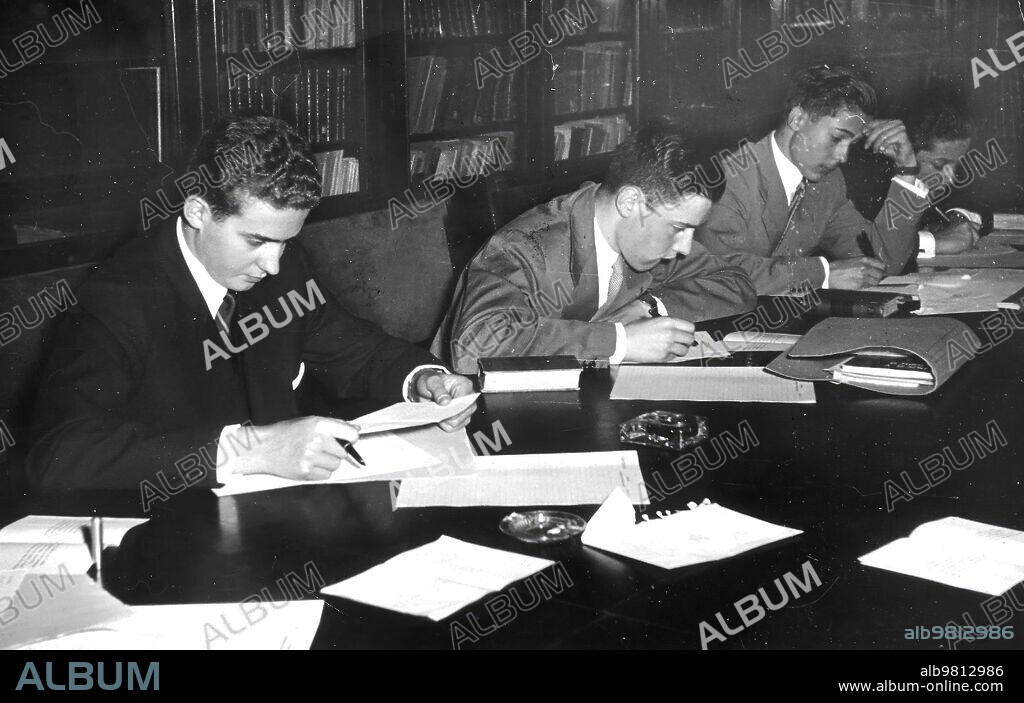 Madrid. 22/06/1954. El Príncipe en el Instituto San Isidro, durante el examen de reválida de Bachillerato.