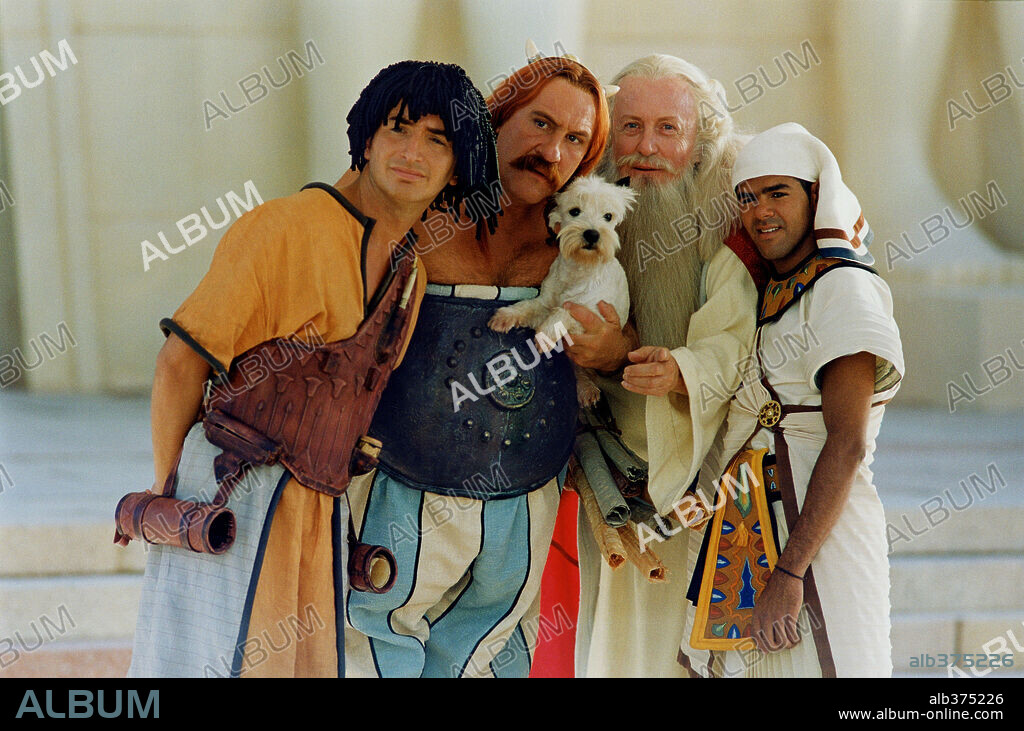 GERARD DEPARDIEU and JAMEL DEBBOUZE in ASTERIX & OBELIX: MISSION CLEOPATRA, 2002 (ASTERIX ET OBELIX, MISSION CLEOPATRE), directed by ALAIN CHABAT. Copyright RENN PRODS/TF1 FILMS PRODUCTIONS.