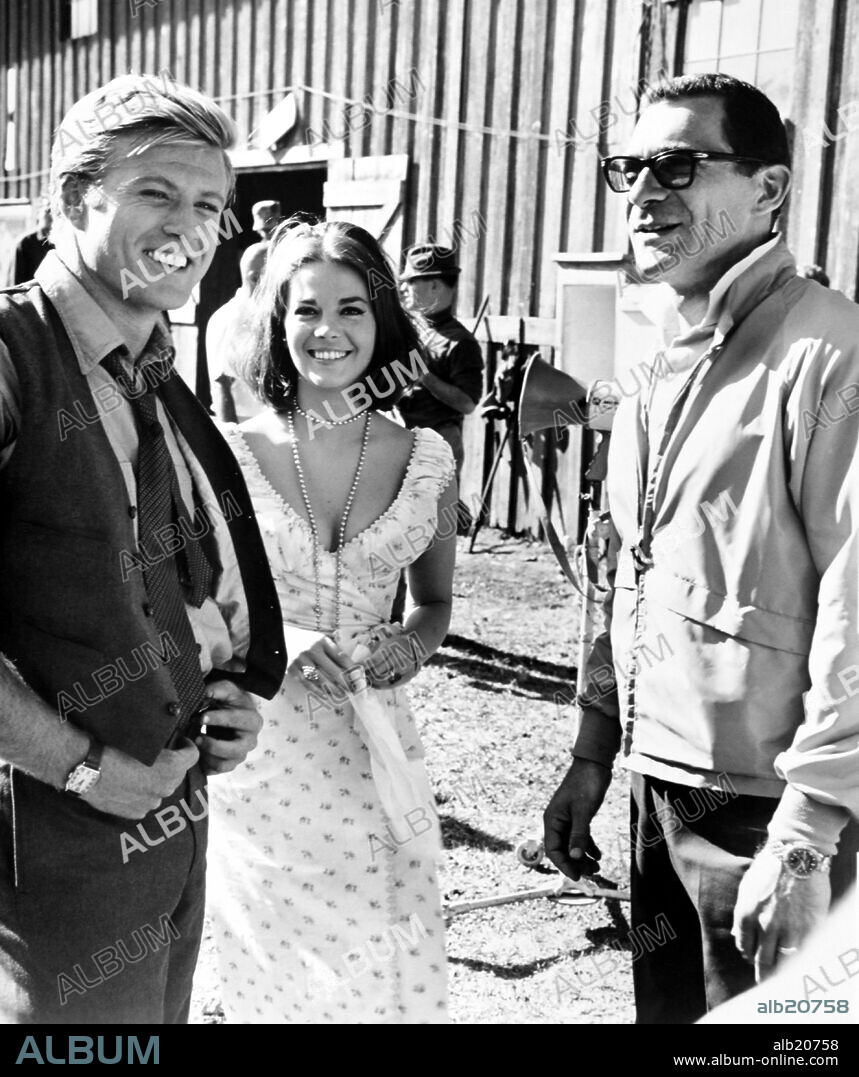 NATALIE WOOD, ROBERT REDFORD y SYDNEY POLLACK en PROPIEDAD CONDENADA, 1966 (THIS PROPERTY IS CONDEMNED), dirigida por SYDNEY POLLACK. Copyright PARAMOUNT/SEVEN ARTS/RAY STARK.