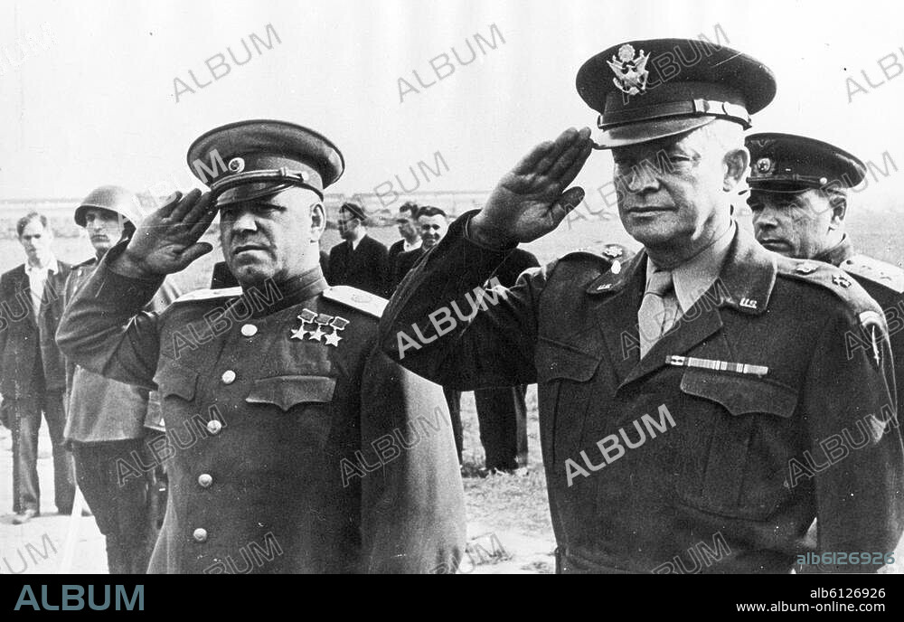 Eisnehauer und Schukow, Flughafen Tempelhof Berlin, 1945.