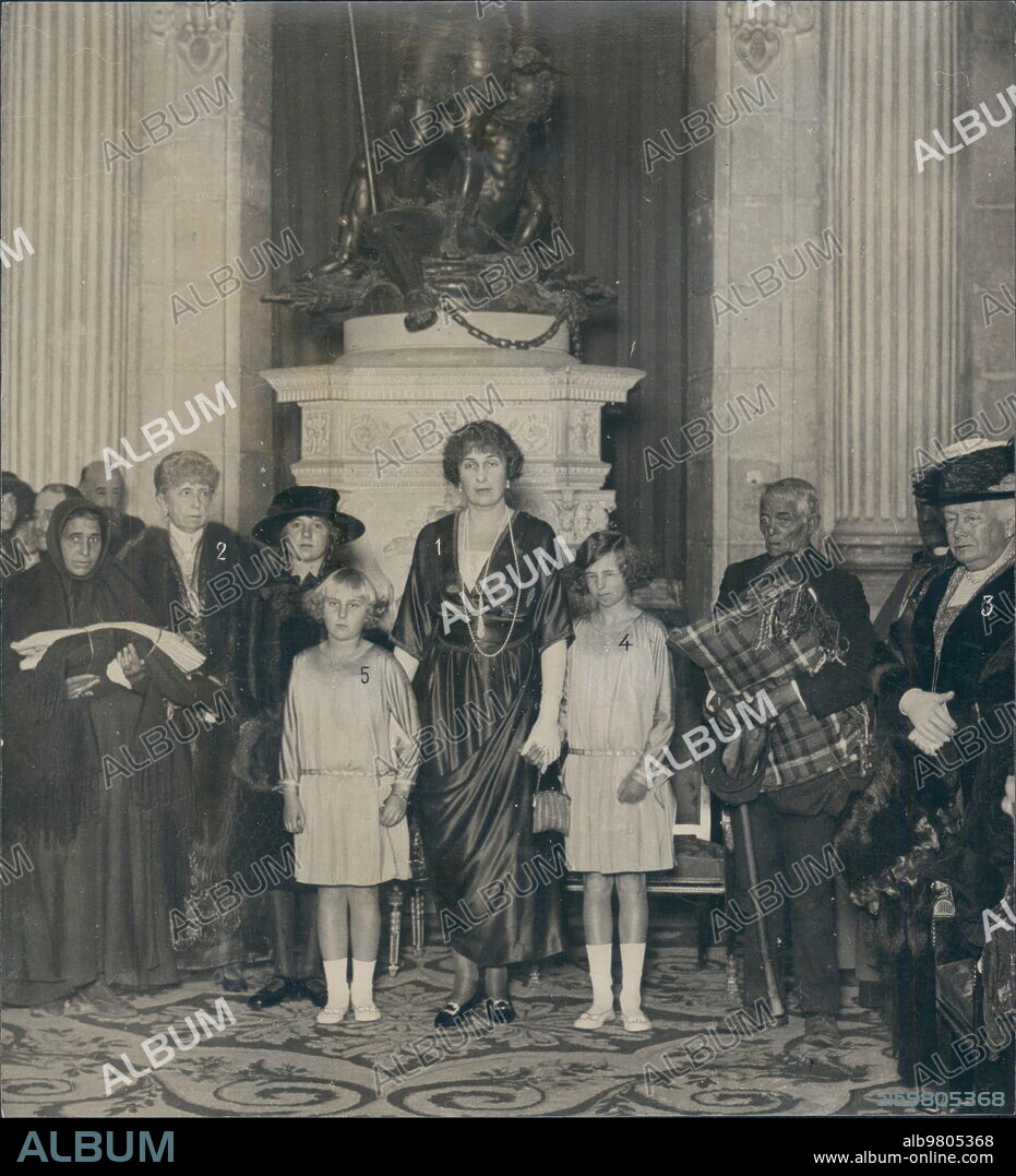 Diciembre 1919. Madrid. En el salón de Columnas del palacio Real. Ss.Mm. las Reinas doña Victoria (1) y doña María Cristina (2), con Ss.Aa.Rr. las Infantas doña Isabel (3), doña Beatriz (4) y doña Cristina (5), en el reparto A los Pobres de las Prendas del ropero de santa victoria.