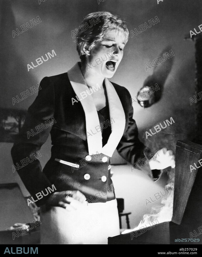 MAXINE COOPER in MICKEY SPILLANE'S KISS ME DEADLY, 1955 (KISS ME DEADLY), directed by ROBERT ALDRICH. Copyright UNITED ARTISTS.