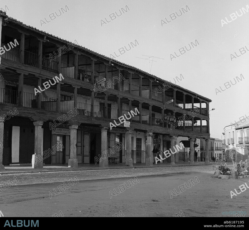 GALERIA PORTICADA Y BALCONADA DE MADERA DE UN EDIFICIO DE LA PLAZA MAYOR O PLAZA DE SEGOVIA DE NAVALCARNERO - SIGLO XVII.