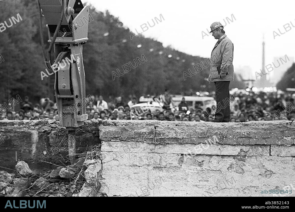The start of the demolition of the Berlin Wall at the Brandenburg Gate, Berlin, Germany, Europe.