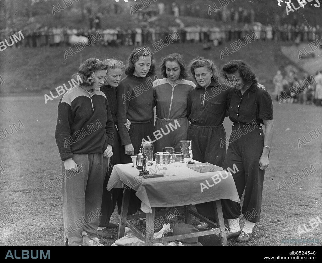 Göteborg 1943-09-26 - RIK:s friidrottstävlingar på Överåsvallen - finalisterna på 80 meter frv: Ingrid Schoug - Elsa Lindstrand - Hjördis Blomgren - Ann-Britt Leyman - Ingrid Pettersson och May Magnusson. *** Local Caption *** GT Låda 1943 -sep-okt-nov-dec. KAMERAREPORTAGE.