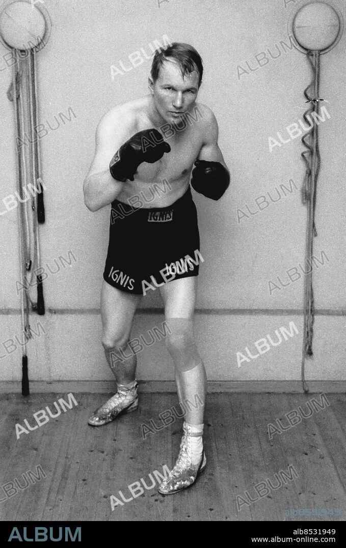 Göteborg 1965-11-09. Boxaren Bosse Högberg tränar med förre boxaren Henry Hallberg *** Local Caption *** GT blad 27 december 1965. KAMERAREPORTAGE.
