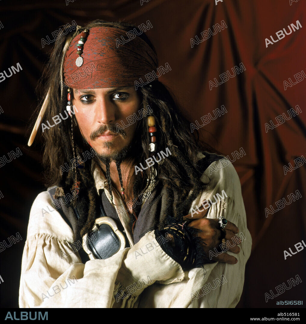 JOHNNY DEPP en PIRATAS DEL CARIBE: LA MALDICIÓN DE LA PERLA NEGRA, 2003 (PIRATES OF THE CARIBBEAN: THE CURSE OF THE BLACK PEARL), dirigida por GORE VERBINSKI. Copyright TOUCHSTONE PICTURES.