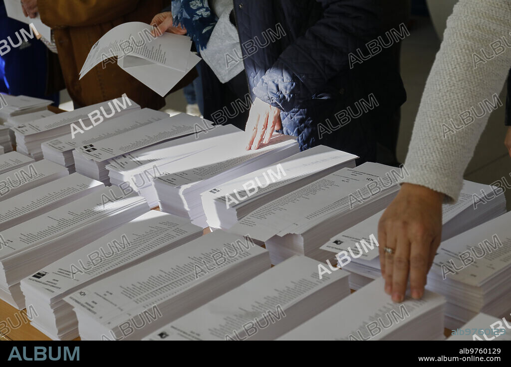 Madrid, 04/28/2019. Election day for the general elections at the CEIP Pinar del Rey, in the Hortaleza district. Photo: Guillermo Navarro ARCHDC.