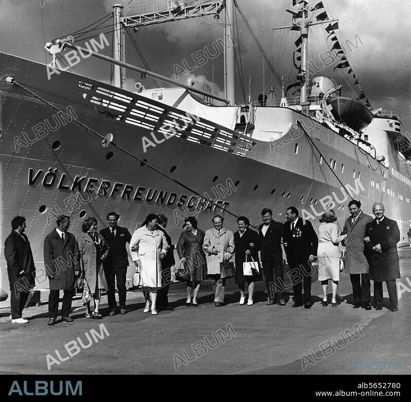 Reise und Freizeit:. Seereise. FDGB-Reise mit dem Schiff "Völkerfreundschaft" für 540 Bürger aus der DDR, Sowjetunion, Tschechoslowakei, Polen, Ungarn und Bulgarien: Gruppenbild einiger Passagiere vor dem Schiff. Foto, 1975 (Sigrid Klimmer).