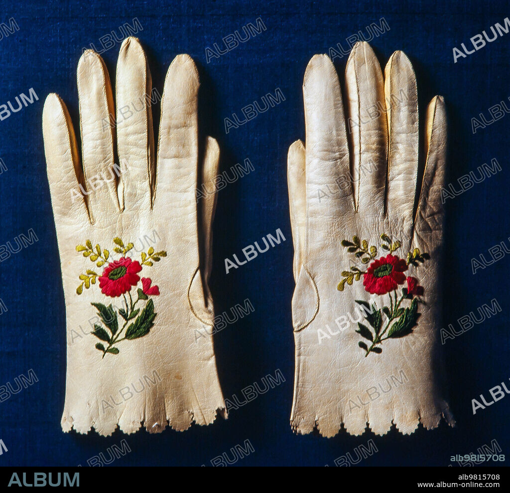 Guantes femeninos confeccionados en Barcelona, siglo XIX. Museu Textil i d'Indumentaria de Barcelona.