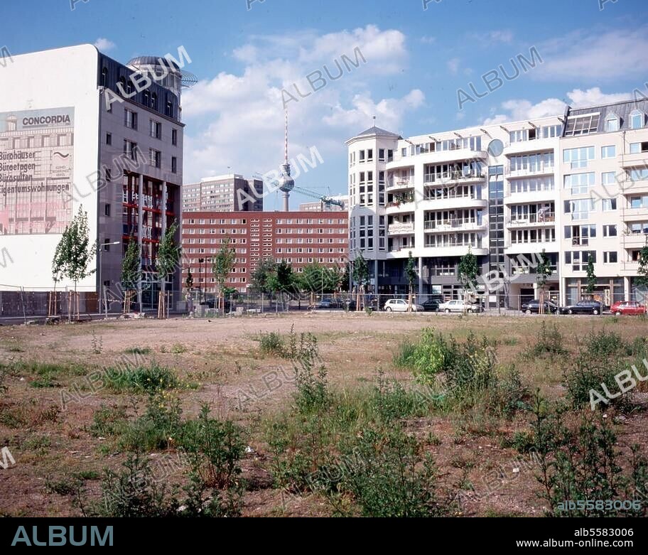 Berlin-Mitte, Luisenhof, Neue Grünstraße 9-11 / Seydelstraße 20. (erb. 1997-99; Arch.: RCA, P.Coenen). Seydelstraße / Ecke Neue Grünstraße mit Luisenhof (rechts); im Hintergrund Wohnhochhäuser der Fischerinsel und Fernsehturm. Foto, 1999.