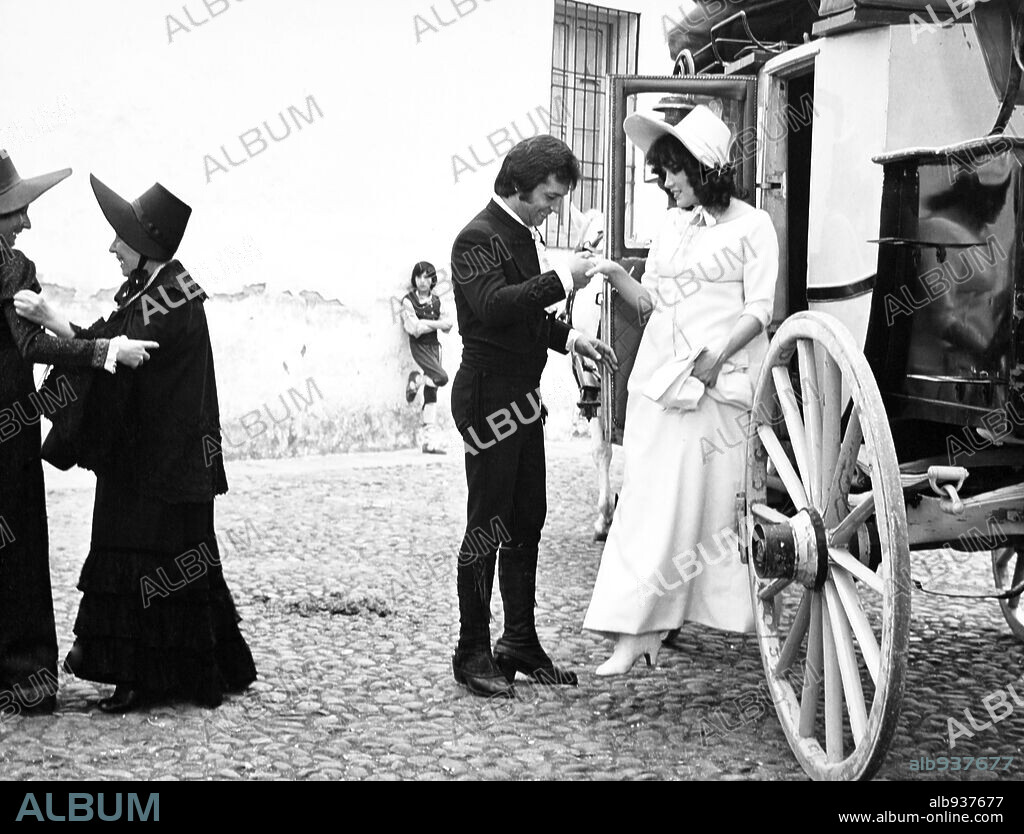 AGATA LYS y SANCHO GRACIA en AVISA A CURRO JIMENEZ, 1978, dirigida por RAFAEL ROMERO MARCHENT. Copyright IZARO FILMS.