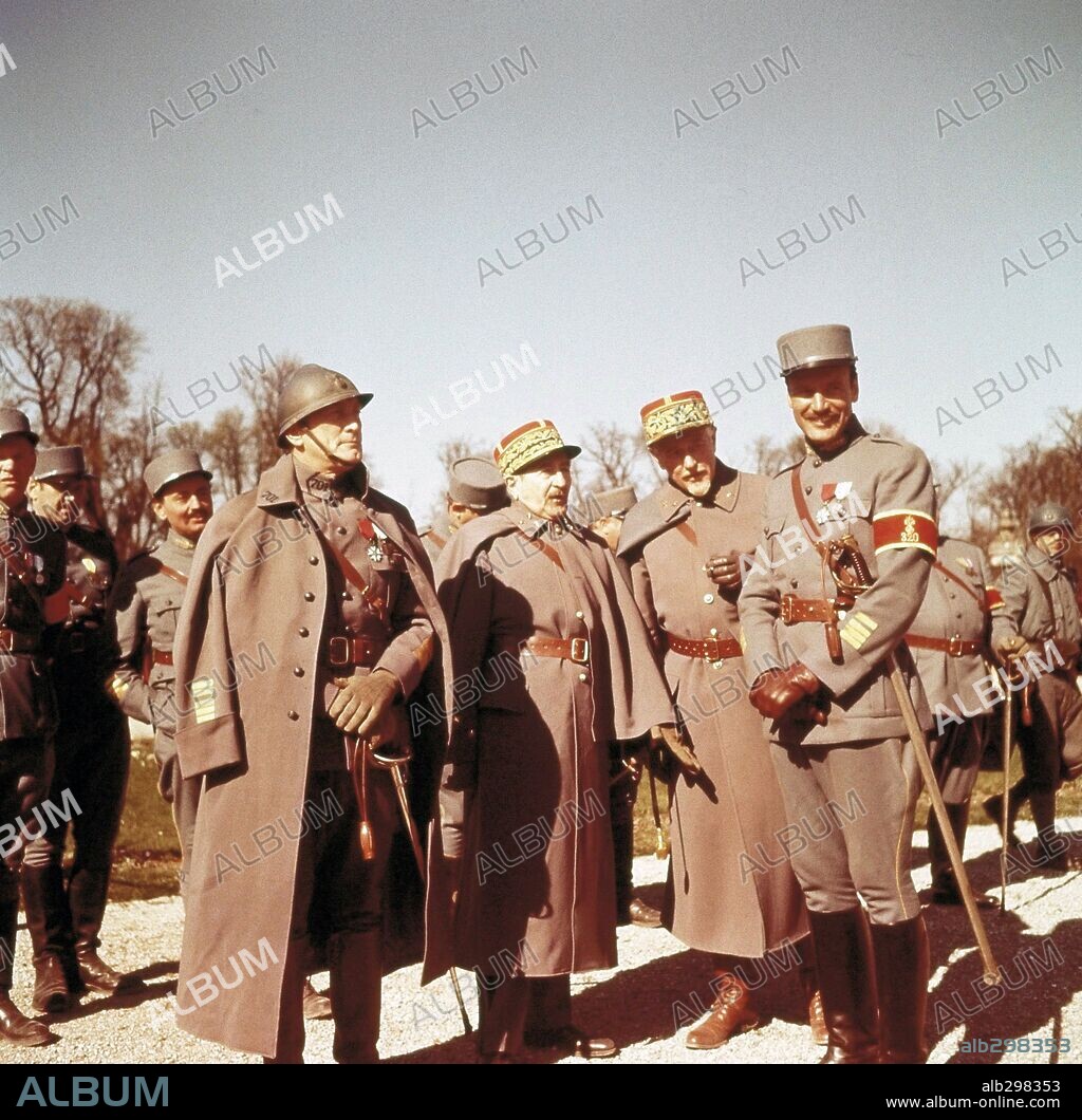 ADOLPHE MENJOU, GEORGE MacREADY, KIRK DOUGLAS and RALPH MEEKER in PATHS OF GLORY, 1957, directed by STANLEY KUBRICK. Copyright UNITED ARTISTS.