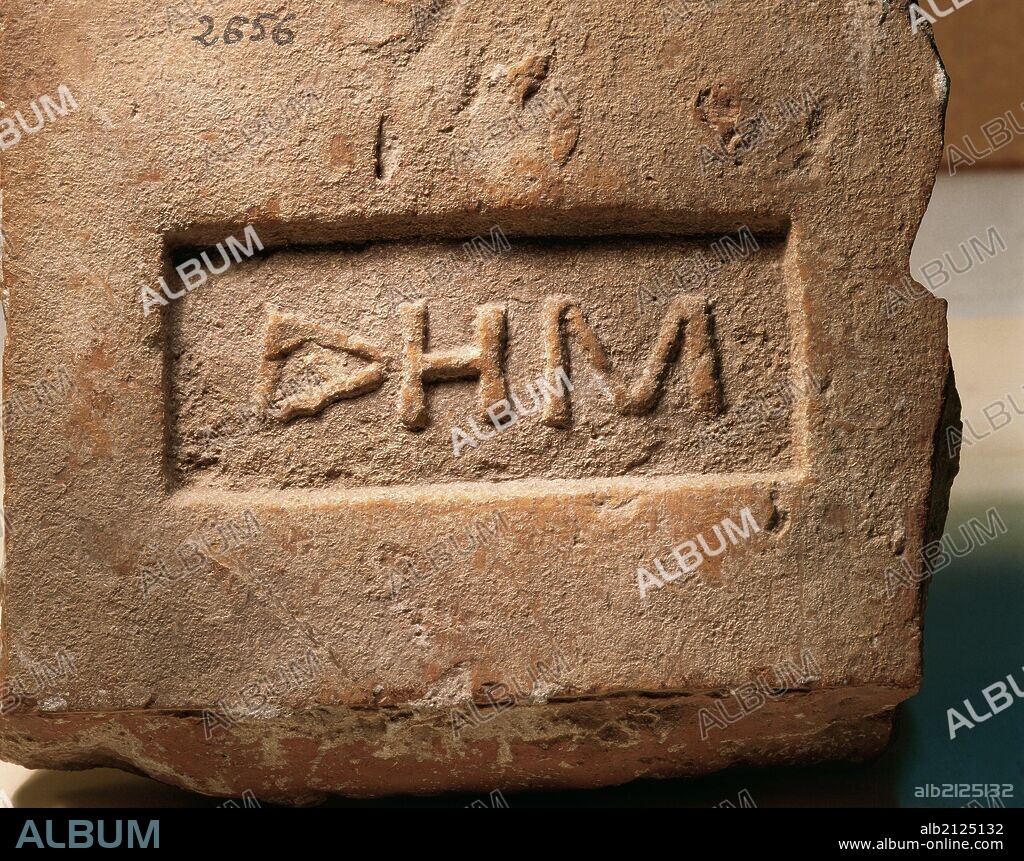 ARTE GRIEGO. ESPAÑA. "LADRILLO CON MARCA DE FABRICACION DE DEMOS". Ladrillo de antiguas ciudades griegas. Realizado con barro mezclado con paja en forma de ladrillo. Museo Arqueológico de Girona. Cataluña.