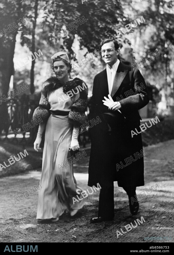 ARKIV SOLNA 19380630.. Lennart Bernadotte med sin fru Karin Nissvandt anländer till prinsessan Désirées dop i Solna kyrka.. Foto: AB Text & Bilder / SVT / Kod: 5600. Mapp: Prinsessan Désirée födelse och dop 1938 K 86E. Aftonhandskar Klänningar.