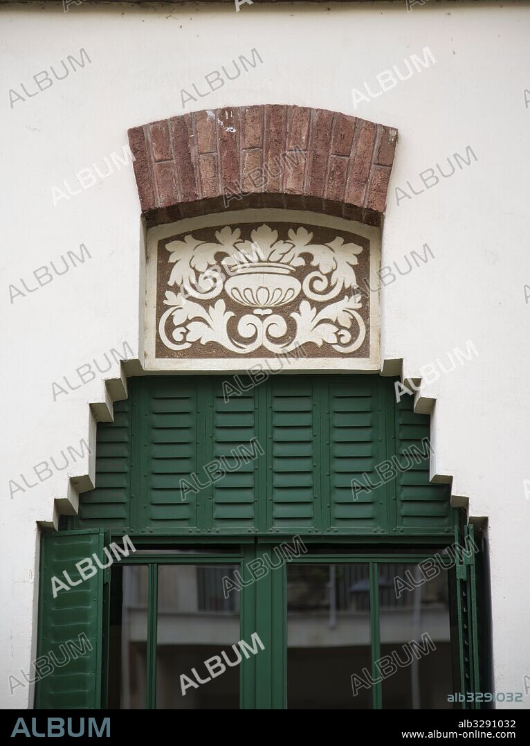 JOSEP PUIG I CADAFALCH. Casa Muley Afid, 1914. Detalle de una ventana, con porticón de madera verde y esgrafiado en el dintel. Modernismo. Barcelona.