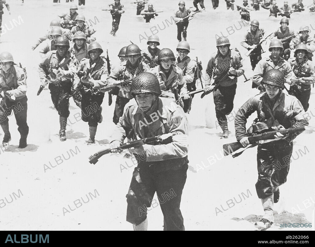 LEE MARVIN en UNO ROJO: DIVISIÓN DE CHOQUE, 1980 (THE BIG RED ONE), dirigida por SAMUEL FULLER. Copyright LORIMAR PRODUCTIONS.