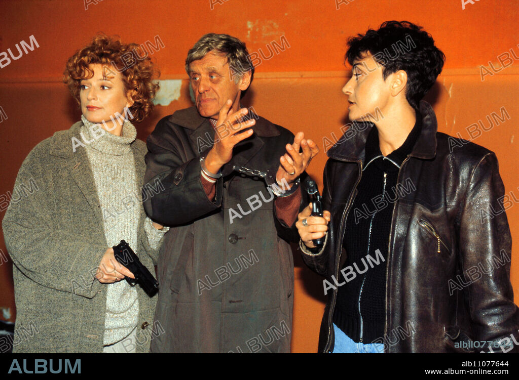 DOUBLE OPERATION, RTL TV crime series Director: Michael Knof, 1995, Episode: Two days to Rio, Scene: The detective duo Eva (SYLVIA HAIDER, left) and Sabrina (DESPINA PAJANOU, right) are investigating a death. They meet Paul (HORST FRANK), who is in a hurry to get to Rio.