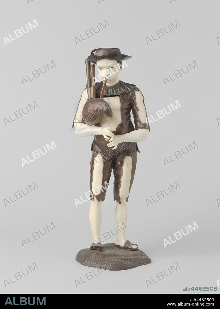 Beggar with bagpipes, Beggar playing on a bagpipe., Simon Troger (school of), after 1693 - before 1768, ivory, h 31 cm × w 11.5 cm.