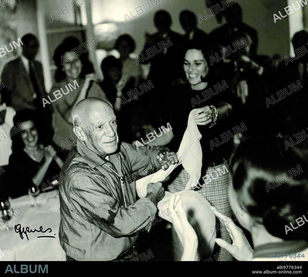 Pablo Picasso Dancing through Malagueñas at his Birthday party, with Lucía Bosé and Nati Mistral, in 1961. (photo Juan Gyenes / Canal foundation).