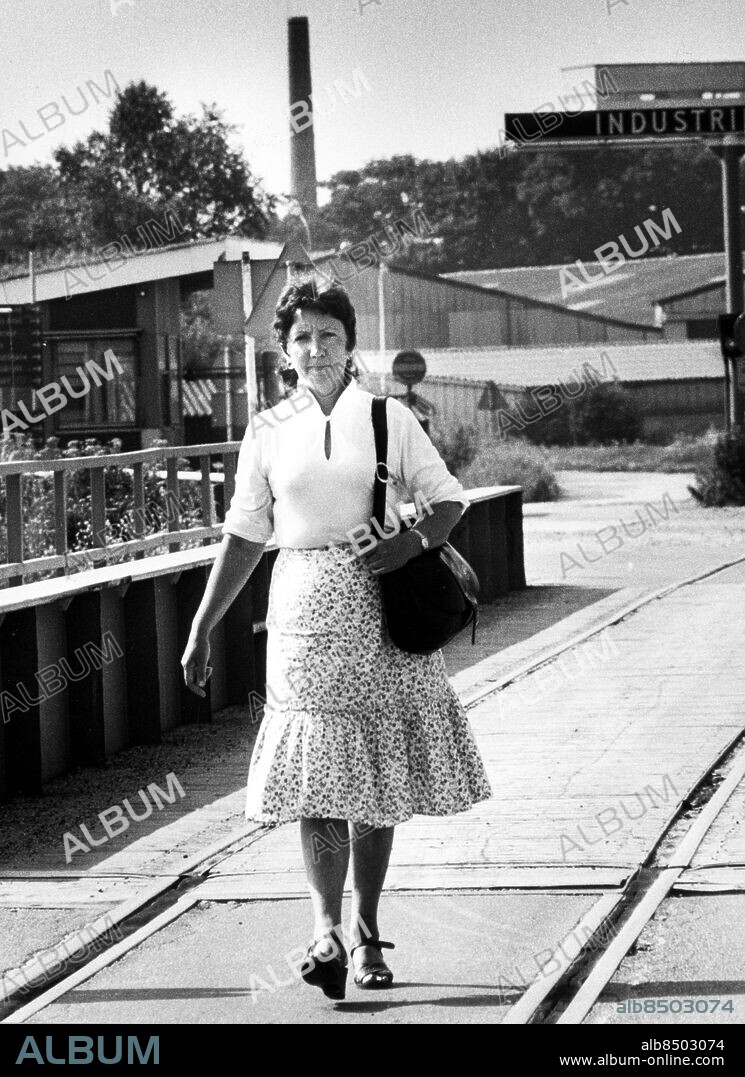Lomma 1980-07-04. Författaren Mary Andersson utanför Eternitfabriken i Lomma. Foto Torbjörn Carlson / Sydsvenskan / SCANPIX. **OUT Kvällsposten, Skånska Dagbladet, Metro Skåne**. ***BETALBILD***.