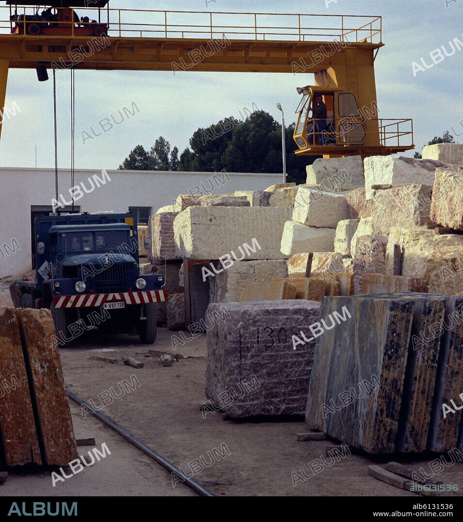 ALMACEN DE MARMOLES CON GRUA DE PORTICO CARGANFO UN CAMION - FOTO AÑOS 60.