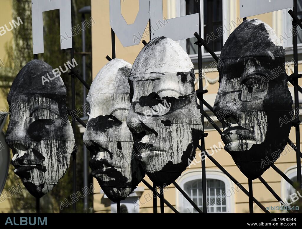 ESLOVENIA. LIUBLIANA (LJUBLJANA). Esculturas-mácaras de arte contemporáneo, ubidas en las calles de la ciudad. El objetivo es dar un mensaje crítico a la política, ya que aparecen en los rostros, retratos de políticos eslovacos. Exposición temporal. Europa Central.
