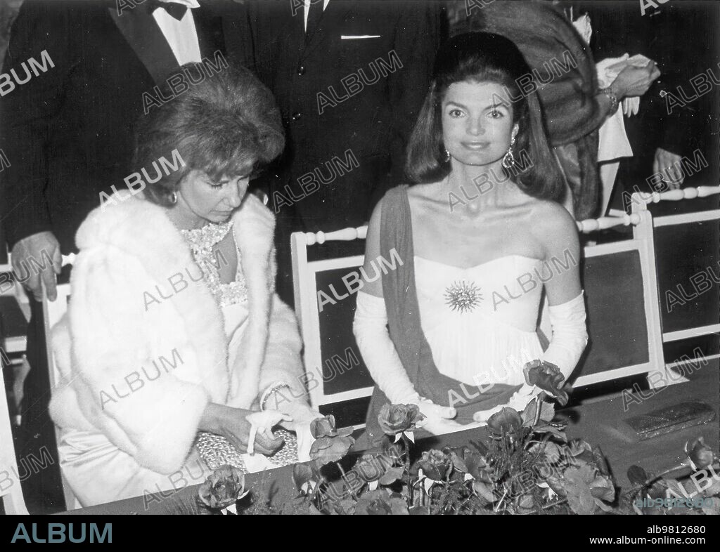 Seville, April 1966. The Duchess of Alba with Jacqueline Kenndy at the Casa de Pilatos.