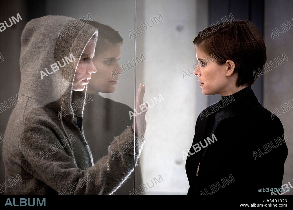 ANYA TAYLOR-JOY y KATE MARA en MORGAN, 2016, dirigida por LUKE SCOTT. Copyright SCITT FREE PRODUCTIONS.