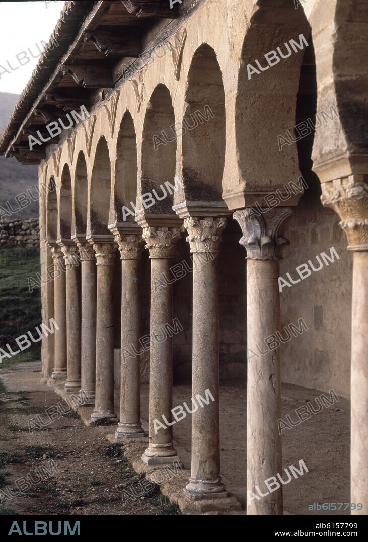 ARQUERIA DE HERRADURA DEL ATRIO DE LA IGLESIA MOZARABE DE LA IGLESIA DE SAN MIGUEL DE LA ESCALADA -  SIGLO X.