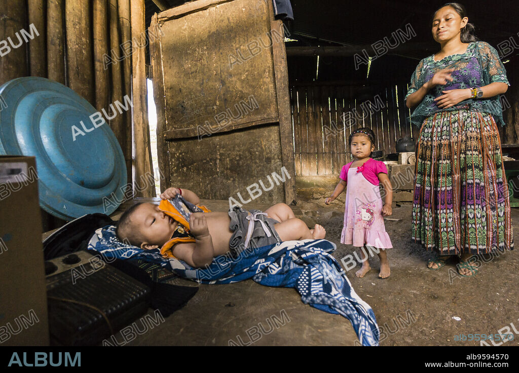 mujer Quiché y sus hijos, aldea Sanuch, Lancetillo, La Parroquia, zona Reyna, Quiche, Guatemala, Central America.