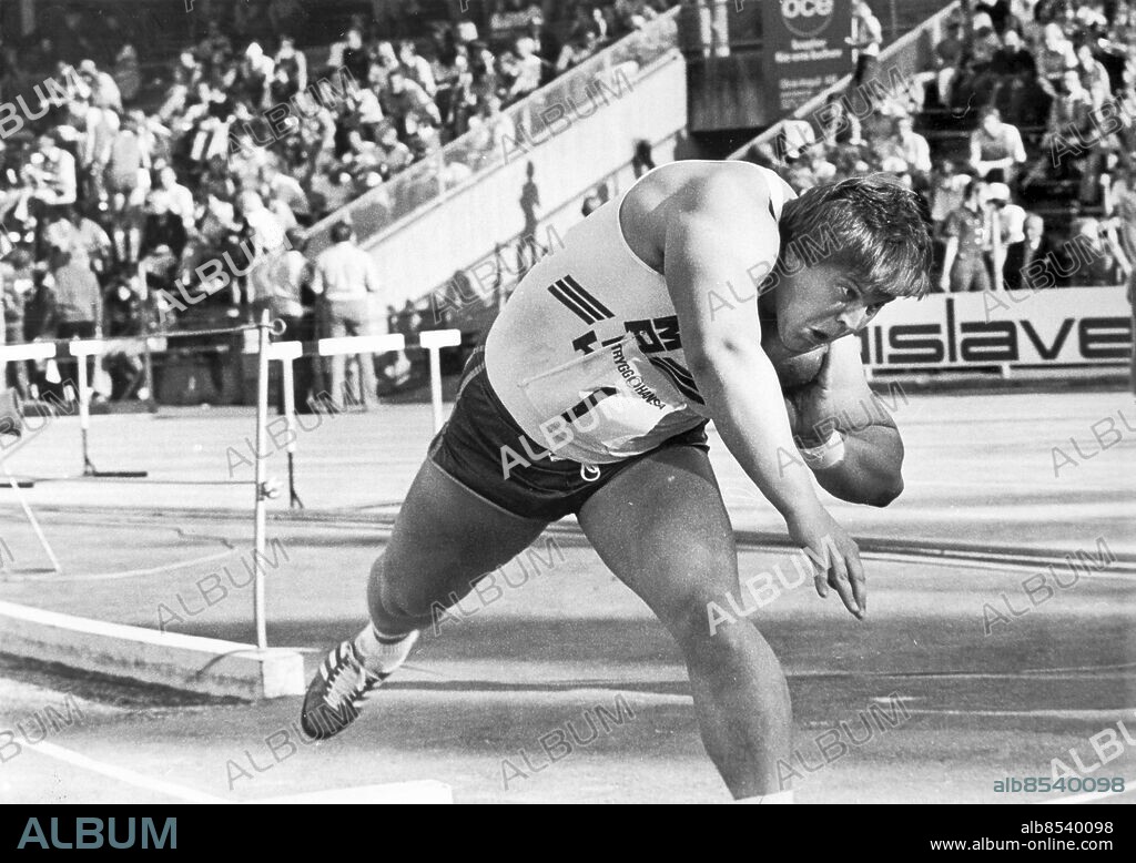 Göteborg 1976-08-14. Hans Honta Höglund - kulstötare - Sitt första svenska rekord tog Honta i maj 1973 när han noterade 20,05 - en cm över Ricky Bruchs tidigare rekord. Därefter höjdes rekordet successivt av både Bruch och Honta tills Honta i juni 1975 slog till med en stöt på 21,33 ett resultat som fortfarande gäller som svenskt rekord och som även gav Honta rollen som världsetta 1975 - Han tävlade för Mölndals AIK *** Local Caption *** GP Foto: Jarl Ahlström. KAMERAREPORTAGE.