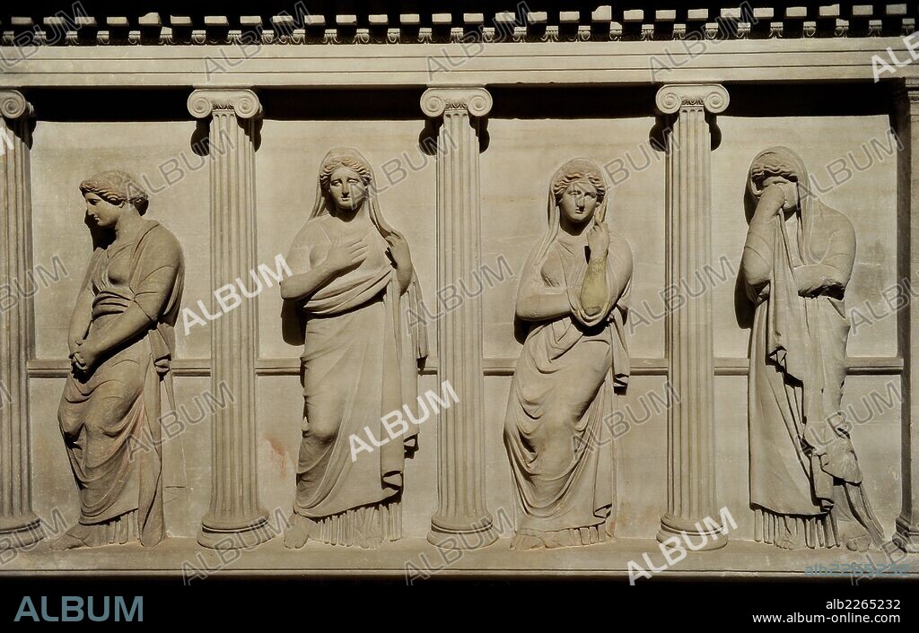 ARTE GRIEGO-HELENISTICO. TURQUIA. SARCOFAGO DE LAS PLAÑIDERAS o SARCOFAGO DE LAS MUJERES DE LUTO (mediados s. IV a. C.). Detalle de cuatro mujeres que lloran la muerte de su esposo. Se cree que eran sus esposas concubinas, que formaban parte del harén. Procedente de Sidón (Sayda). Museo Arqueológico. Estambul. Turquía.