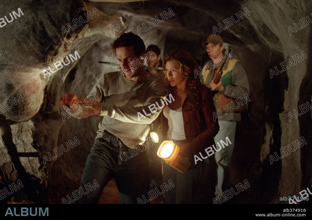 DAVID ARQUETTE y KARI WUHRER en ARAC ATTACK, 2002 (EIGHT LEGGED FREAKS), dirigida por ELLORY ELKAYEM. Copyright WARNER BROS. PICTURES.
