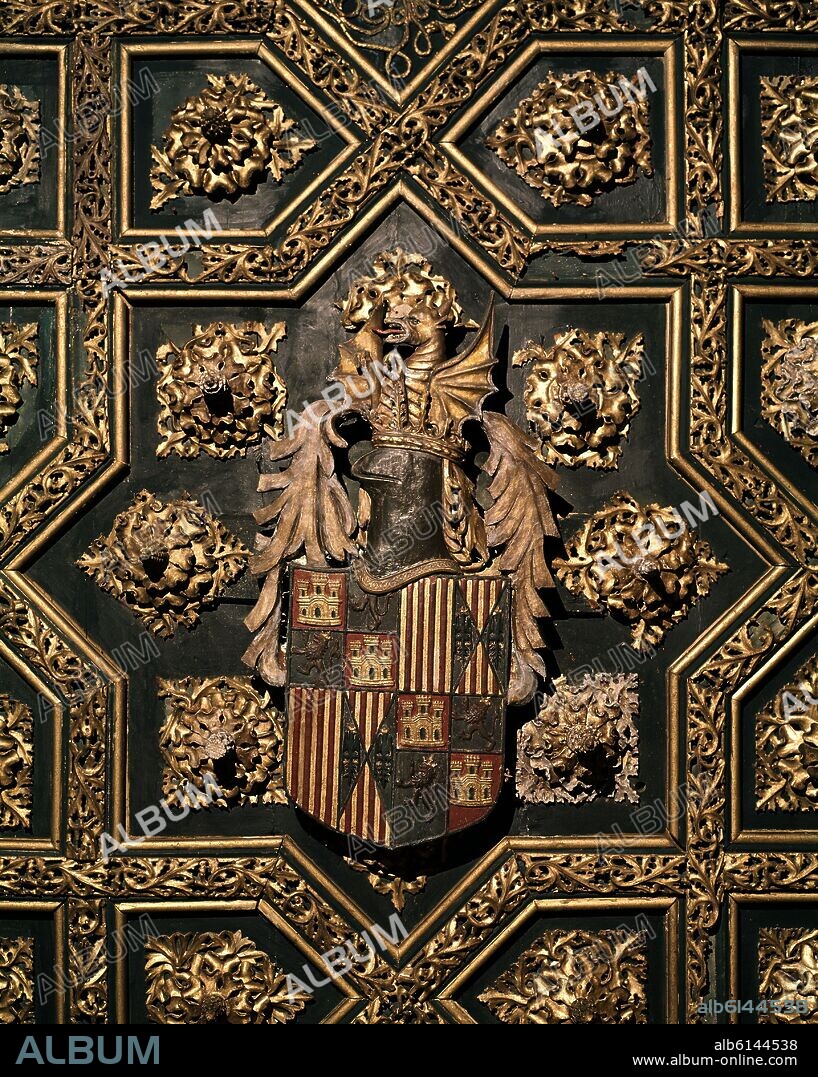 CAMARA REAL - DETALLE DEL ARTESONADO: ESCUDO DE LOS REYES CATOLICOS - SIGLO XV.