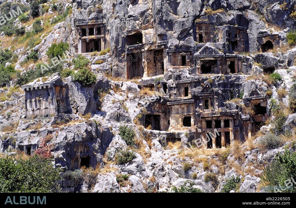 Tumbas Licias horadadas en la roca. Myra. Costa Licia.Turquia.