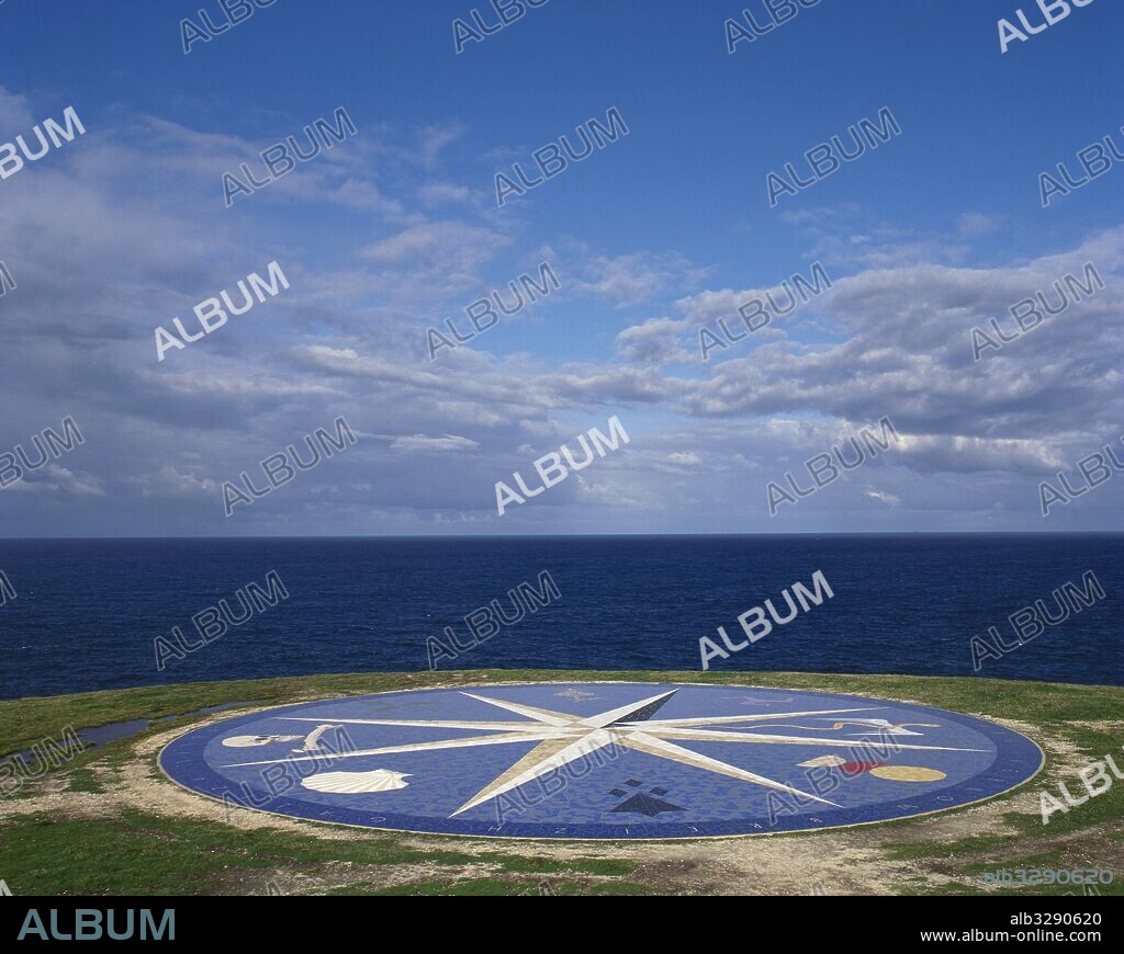 Rosa de los Vientos. Mosaico circular de 25 m. de diámetro situado frente al mar. Contiene diferentes iconos que hacen referencia a los siete pueblos celtas. Obra del artista gallego Javier Correa (n. 1952). Parque Escultórico de la Torre de Hércules. A Coruña. Galicia. España.