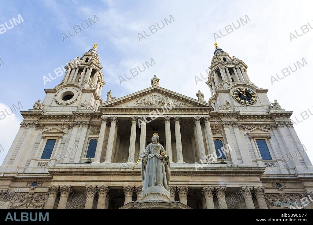 Statue of Queen Anne in front of St. Paul's Cathedral, London, England, United Kingdom, Europe.