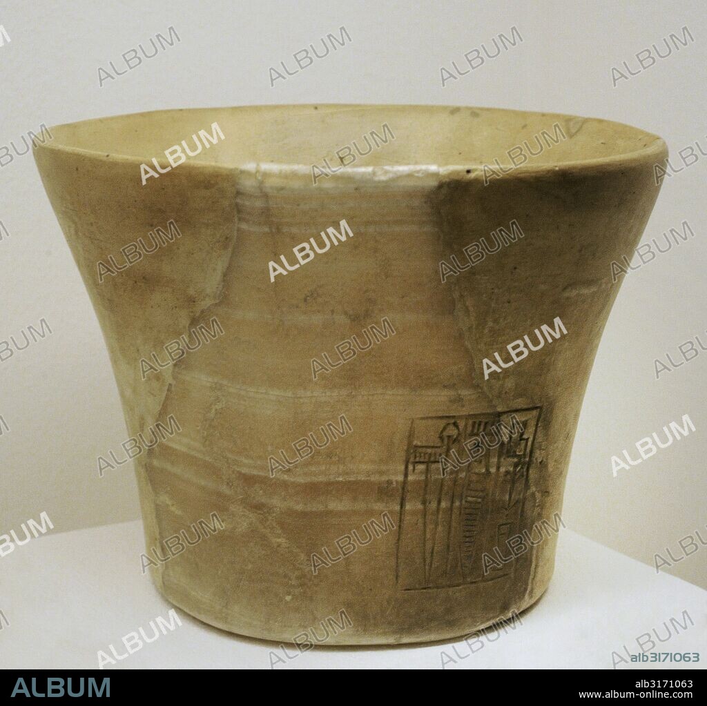 ARTE ANTIGUO. PROXIMO ORIENTE. MESOPOTAMIA. PERIODO SUMERIO. IMPERIO ACADIO. Cuenco con inscripción votiva de Rimush (Segundo rey del Imperio Acadio, hijo de Sargón de Acad, S. XXIII a. C.). "Rimush, rey de Kish". Alabastro. Lagash, Irak. Museo del Hermitage (The State Hermitage Museum). San Petersburgo. Rusia.