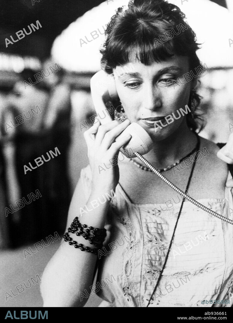VERONICA FORQUE in GOING SOUTH SHOPPING, 1989 (BAJARSE AL MORO), directed by FERNANDO COLOMO. Copyright LOLAFILMS.