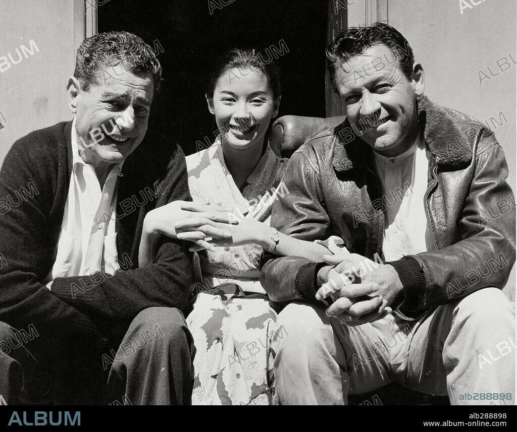FRANCE NUYEN, LEO McCAREY y WILLIAM HOLDEN en SATÁN NUNCA DUERME, 1962 (SATAN NEVER SLEEPS), dirigida por LEO MCCAREY. Copyright 20TH CENTURY FOX.