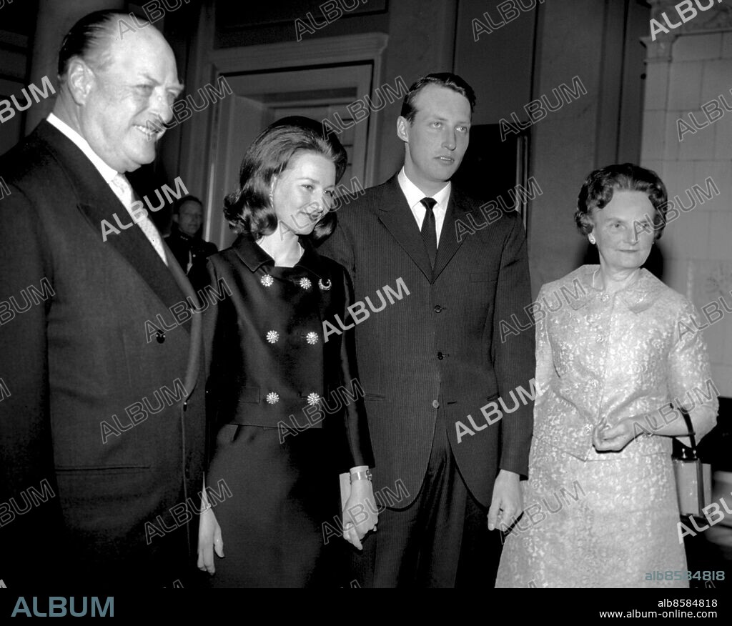 © SCANPIX SWEDEN, Oslo, Sverige, 19711019, Foto: NTB NORWAY Ccode 20520. ***Arkiv 19711019 ***. Harald och Sonjas förlovning på slottet med Kong Olav och Dagny Haraldsen.
