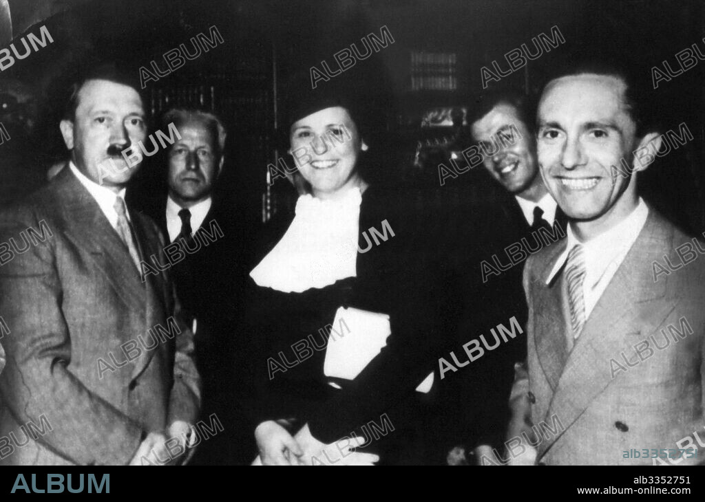 ANONYM. Adolf Hitler, Franz von Hoesslin, Maria Müller and Joseph Goebbels during a reception at Winifried Wagner in Haus Wahnfried.