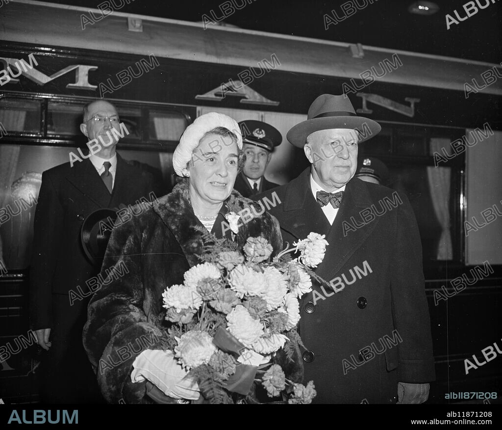 THE NEW AMBASSADOR ARRIVES. The new American Ambassador to the Court of St James , Mr WALTER S. GIFFORD - with Mrs Gifford - on the deck of the United States Liner ' America ' as she docks in Southampton from New York . Mr Gifford , whose appontment has just been approved by the United States Senate , is here to take up his duties . 20 December 1950.