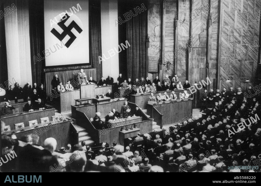 "Jour de Potsdam", le 21 mars 1933. Ouverture de la 1ère séance du Reichstag au Kroll-Oper à Berlin, 17 heures (après les cérémonies officielles à l'église de la garnison de Potsdam). Hermann Goering, président du Reichstag, ouvrant la séance. Photo.