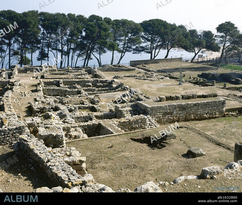 Vista general de la NEAPOLIS GRIEGA, conocida con el nombre de EMPORION. Fundada en el 575 a. C. EMPURIES. Provincia de Girona. Comarca del Alt Empordà. Cataluña.
