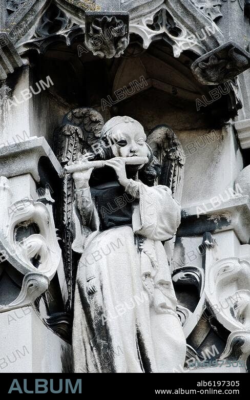 Lausanne (Kanton Waadt/Vaud, Schweiz), Kathedrale / Cathédrale Notre-Dame (erbaut 1173-1275), Westportal (erbaut 1515-1532; im 20.Jh. erneuert).-Teilansicht: Musizierender Engel der linken Seite.-Foto, 2008.