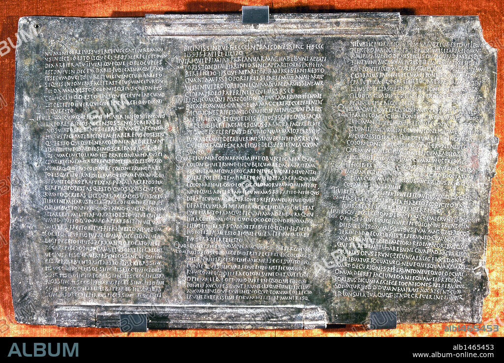 BRONCES DE OSUNA, se hallaron a finales del S. XIX son cuatro tablas de bronce con un fragmento del S. I de la Lex Coloniae Genetivae Inliae, promulgada por Marco Antonio a instigación de César. Era una ley para la regulación interna de la colonia romana de Urso. (Osuna). Museo Arqueológico Nacional. Madrid.