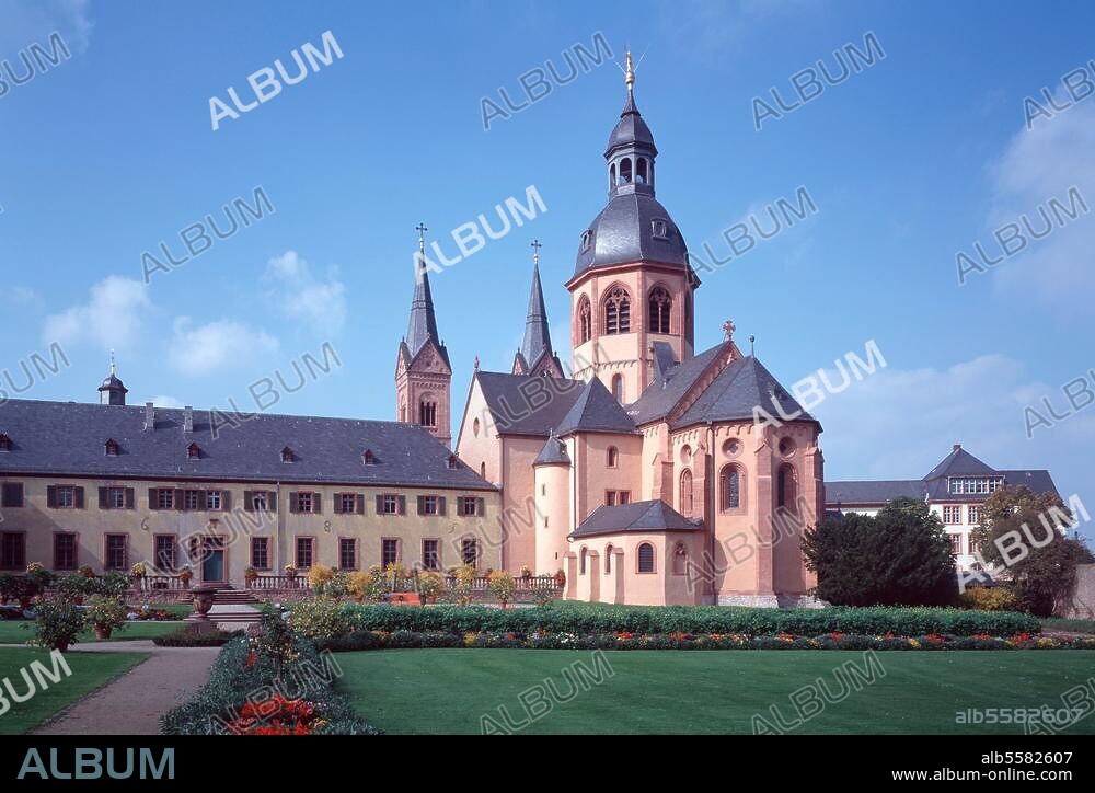 Seligenstadt (Hessen), Einhards-Basilika - ehem. Benediktinerabteikirche, seit 1812 kath. Pfarrkirche. (erb. 831-834 unter Einhard; Türme 11. Jh.; Vierungsturm und Chor vor 1253). Außenansicht von Südosten. Foto (Florian Monheim).